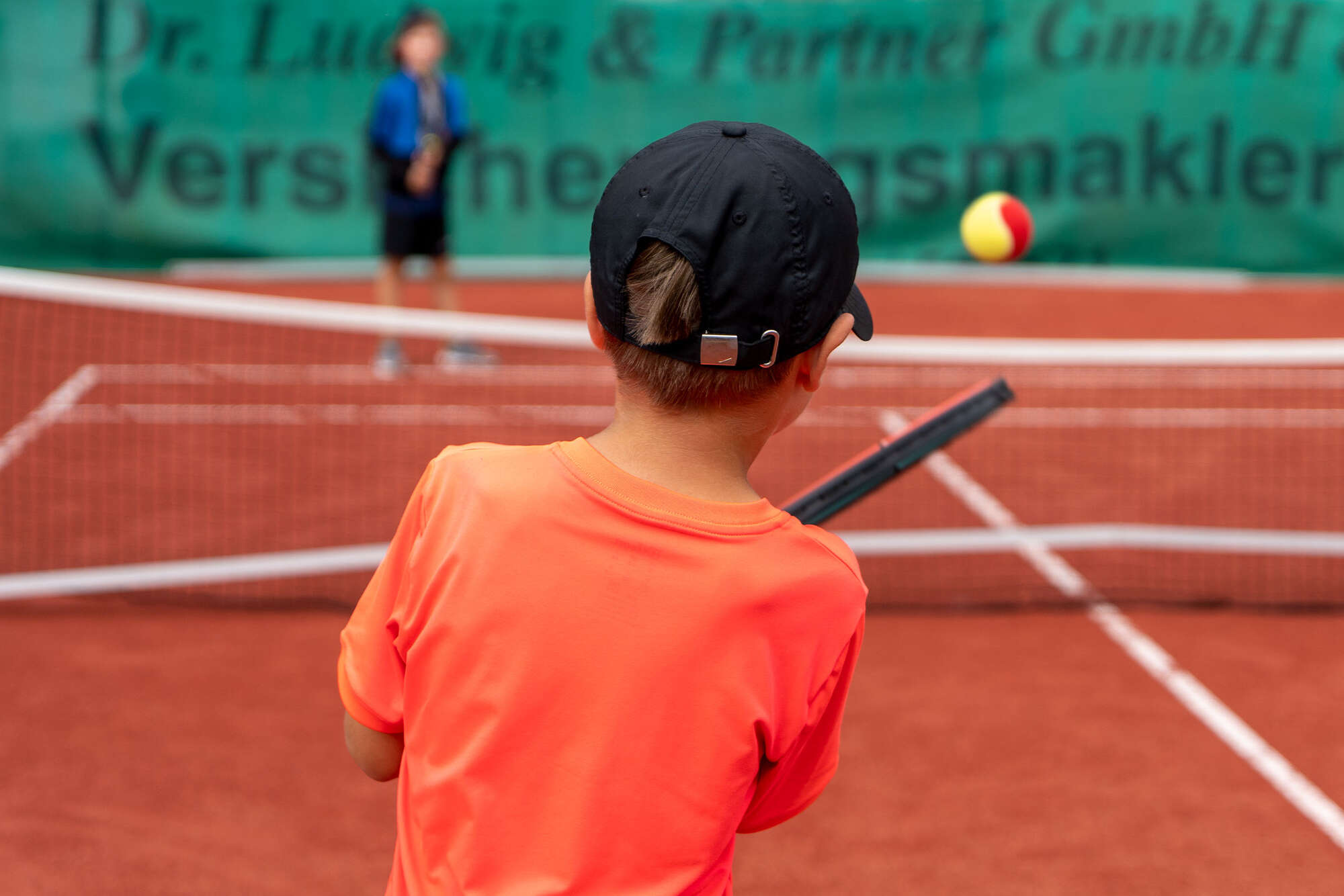 Tennis spielende Kinder auf dem hoteleigenen Tennisplatz im Tennishotel in Pirna