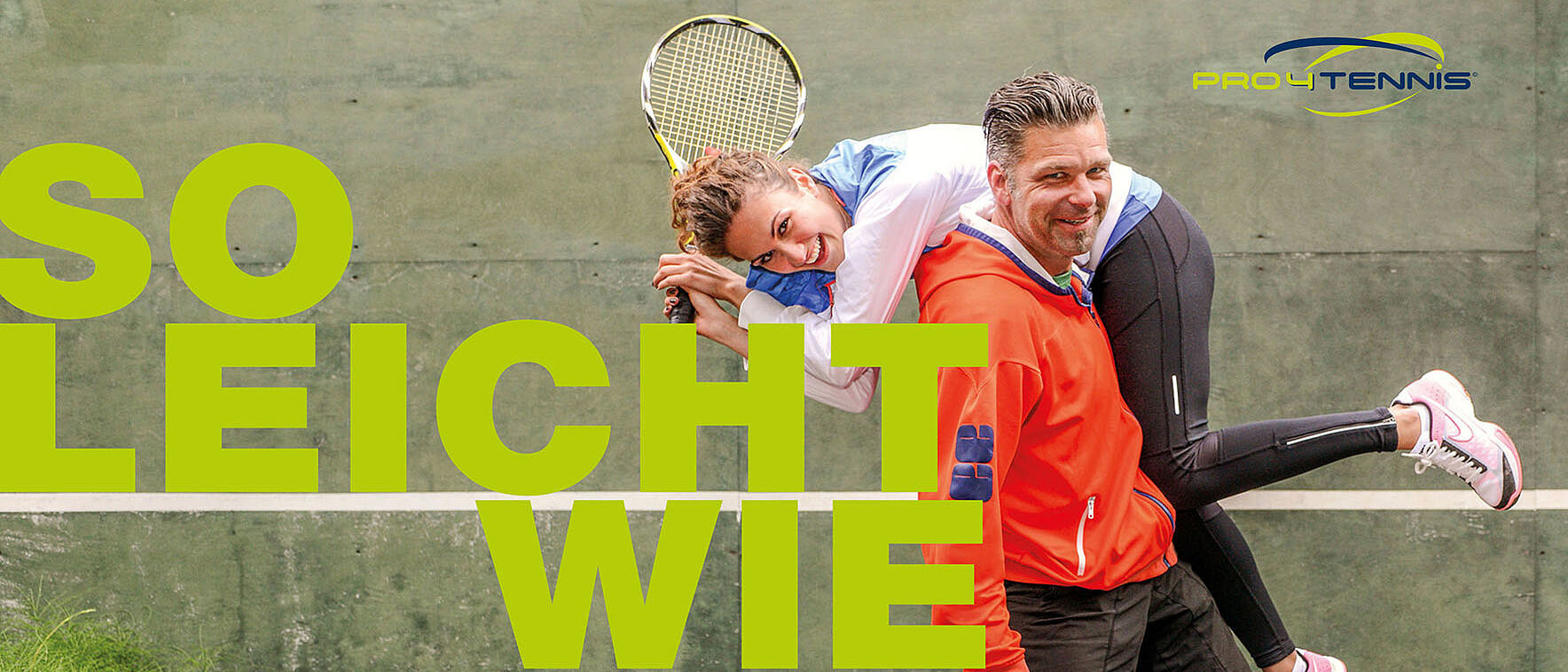 Werbebanner eines Tennisprogramms: Zwei Personen spielen lachend Tennis auf einem Platz. Im Vordergrund steht in großen gelb-grünen Buchstaben der Slogan ‚SO LEICHT WIE NIE‘, darunter der weiße Text ‚TENNIS SPIELEN MIT FAST LEARNING‘. Oben rechts befindet sich ein Tennislogo