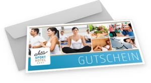 Geschenkgutschein des aktiv Sporthotel Pirna vor einem grauen Briefumschlag. Die Karte zeigt eine Fotocollage mit Yoga, Fitness, gesundem Essen und Wellness über dem großen weißen Schriftzug 'GUTSCHEIN'.