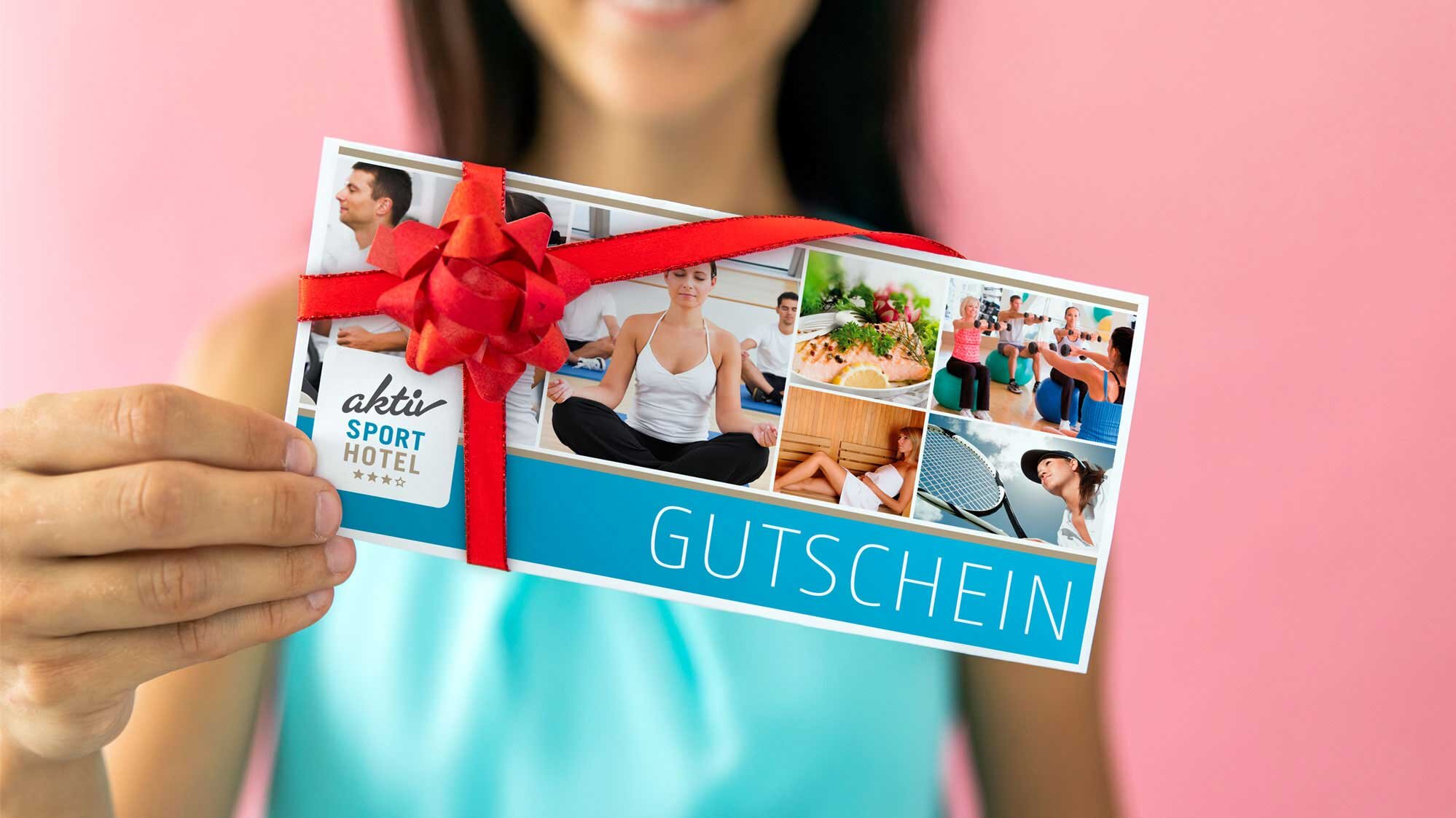 Symbolbild für die perfekte Geschenkidee: Eine lächelnde Frau präsentiert einen Hotel-Gutschein, der liebevoll mit einer großen, roten Schleife verziert ist. Auf der Gutscheinkarte ist eine Collage aus verschiedenen Urlaubsmotiven (Wellness, Aktivität, Genuss) zu erkennen. Der fröhliche, rosafarbene Hintergrund unterstreicht die Freude am Schenken.