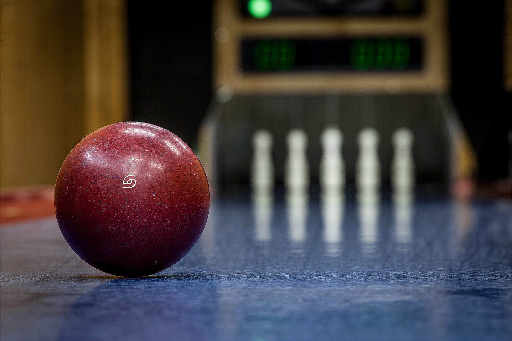 Die gepflegte hoteleigene Kegelbahn: Eine Kugel liegt bereit auf der Bahn für einen geselligen Abend.