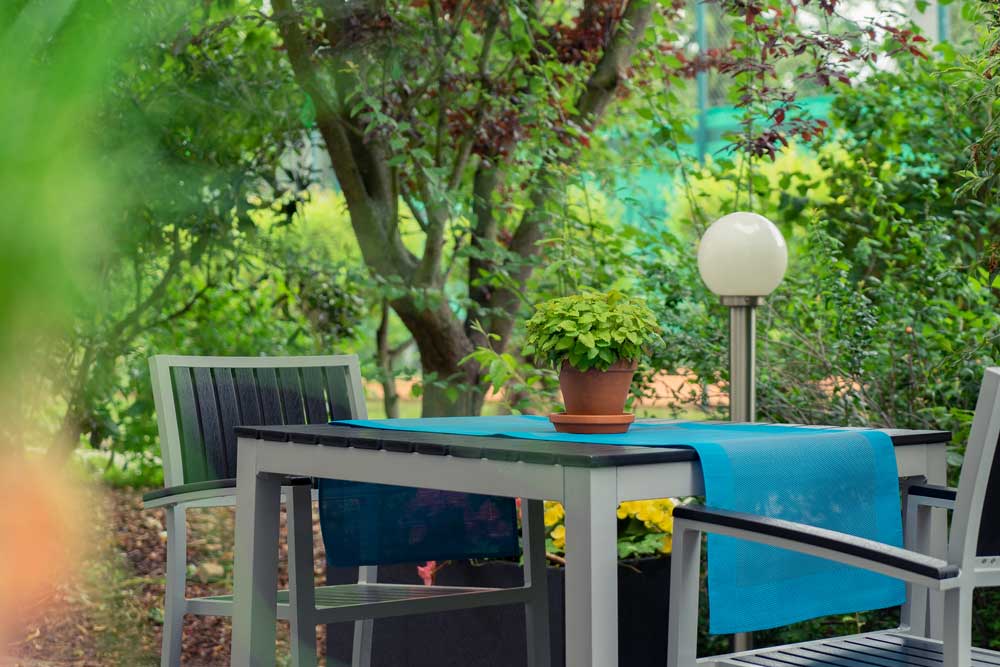 Idyllischer Außenbereich des Hotels mit einladender Gartenterrasse.