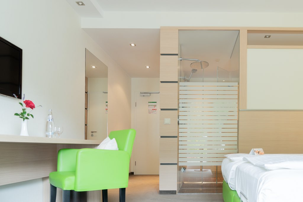 Exklusives Raumkonzept: Superior Zimmer mit offenem Design, hellen Holzmöbeln und modernen Glas-Elementen für mehr Licht.