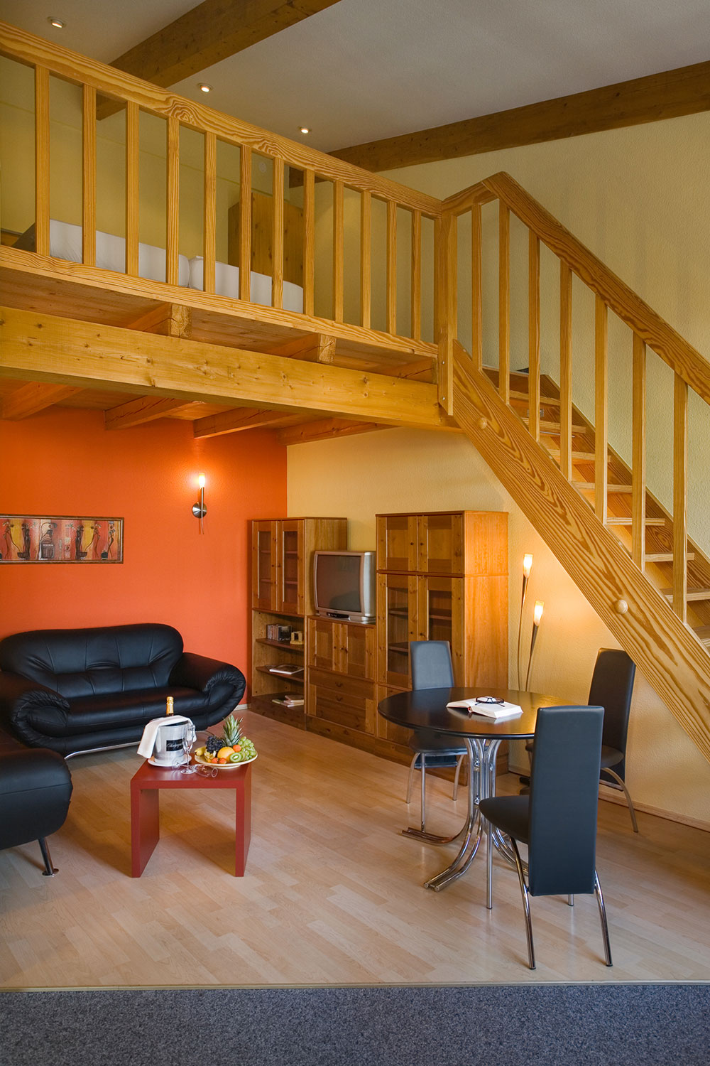 Viel Platz für die ganze Familie: Unser Appartement im Maisonette-Stil mit gemütlichem Wohnzimmer und separatem Schlafbereich auf der Galerie.